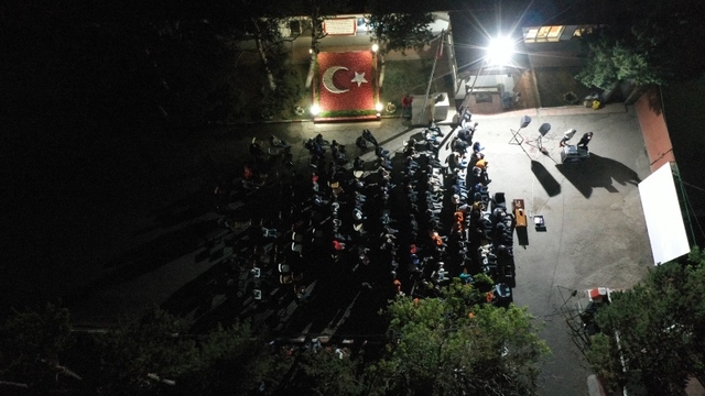 Kars'ta hükümlüler açık havada sinema izledi