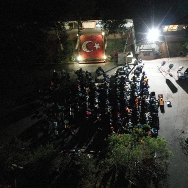 Kars'ta hükümlüler açık havada sinema izledi