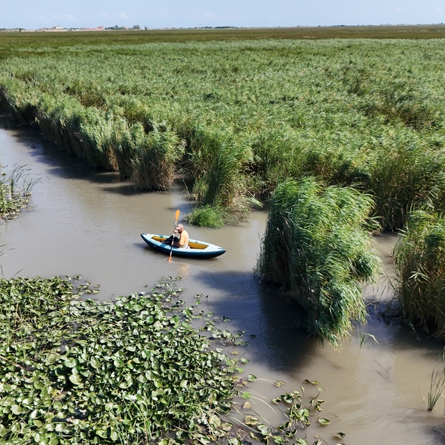 Kano sporcusu nilüferler arasında kano yaparak ilçesini tanıtmak istiyor