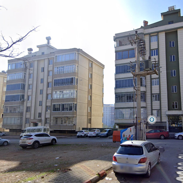 Depremde 130 kişinin öldüğü sitenin yıkılmasına ilişkin 19 kamu görevlisi h...