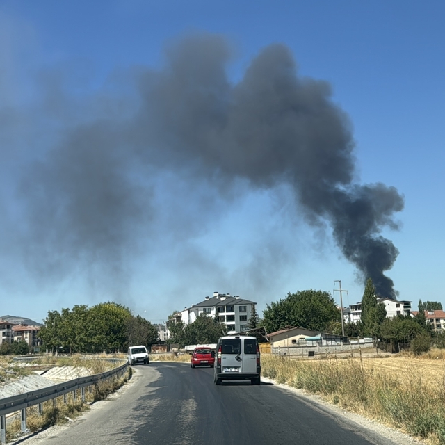 Kütahya'daki Hava Er Eğitim Tugayı yemekhanesinde çıkan yangın söndürüldü