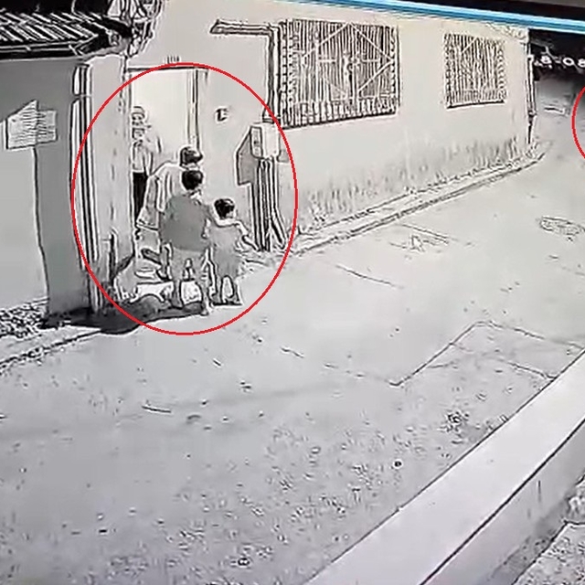 Palyaço kıyafetli kişi mahalleliyi tedirgin etti; çocukların yaşadığı panik...