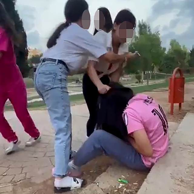 Tartıştığı kızı tekme ve yumrukla dövüp, saçından tutarak sürükledi; tutukl...