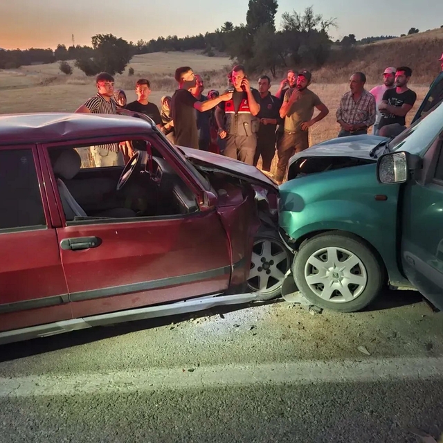 Otomobille çarpışan hafif ticari aracın sürücüsü ile eşi öldü