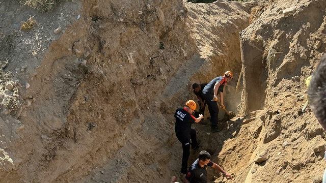 Tarlaya su hattı için kazı yaparken göçük altında kalıp, öldü