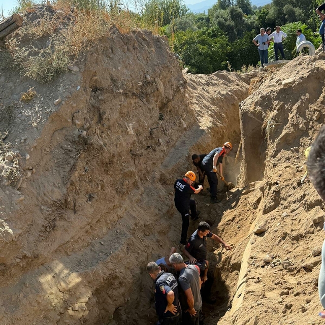 Tarlaya su hattı için kazı yaparken göçük altında kalıp, öldü