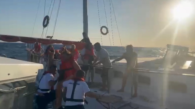 Muğla'da su alan teknedeki 12 kişi kurtarıldı