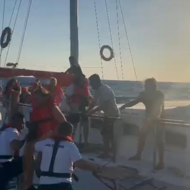 Muğla'da su alan teknedeki 12 kişi kurtarıldı