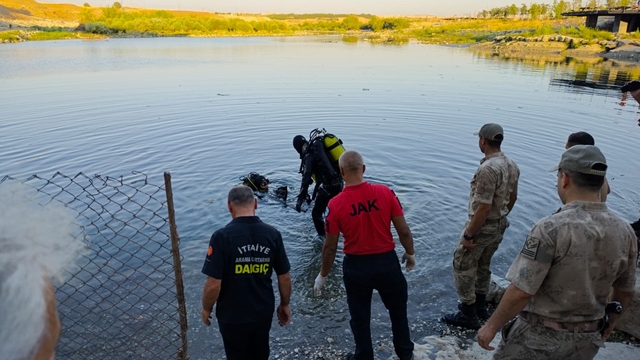 Serinlemek için girdiği çayda boğuldu