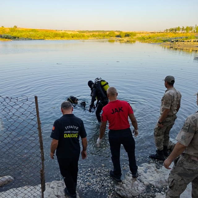 Serinlemek için girdiği çayda boğuldu