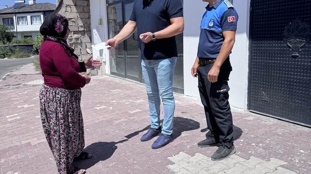 Yolda bulduğu parayı belediye' görevlilerine teslim etti