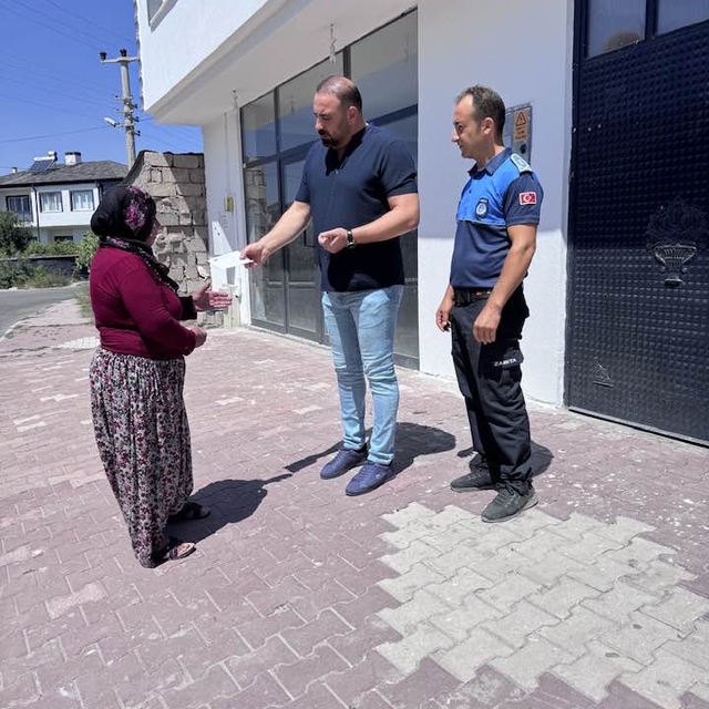 Yolda bulduğu parayı belediye' görevlilerine teslim etti