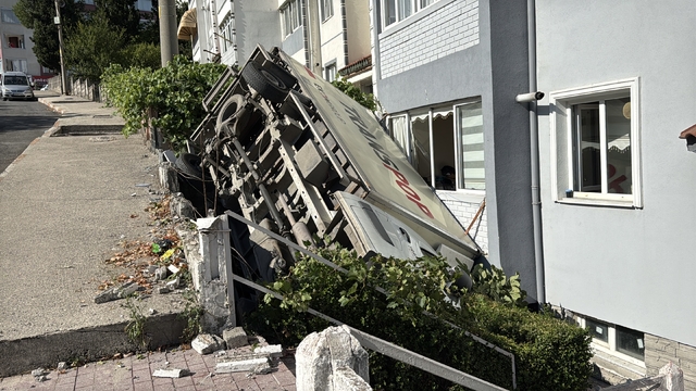Karabük'te park edildikten sonra hareket eden kamyonet apartmanın bahçesine düştü