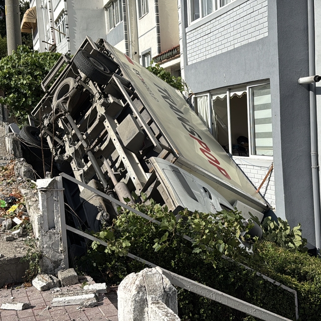 Karabük'te park edildikten sonra hareket eden kamyonet apartmanın bahçesine...
