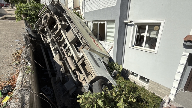 Karabük'te freni boşalan kamyonet apartmanın bahçesine düştü