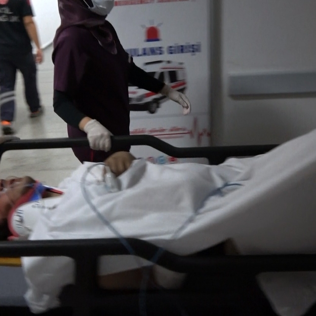 Tamir sırasında 5'inci kattan zemine çakılan asansör kabinindeki 2 işçi yar...