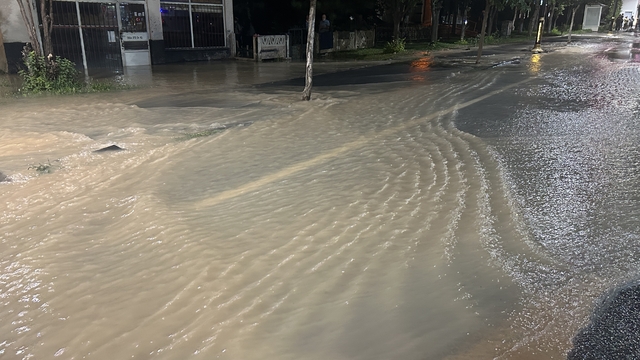 Sivas'ta su borusu arızası caddeyi göle dönüştürdü