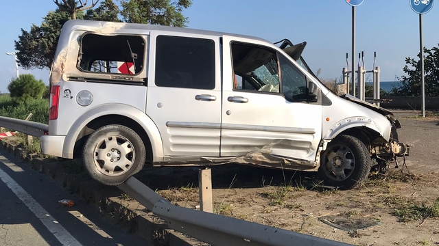 Hafif ticari araç bariyerlere çarptı: 2 yaralı