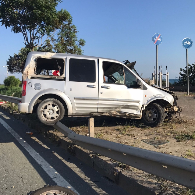 Hafif ticari araç bariyerlere çarptı: 2 yaralı