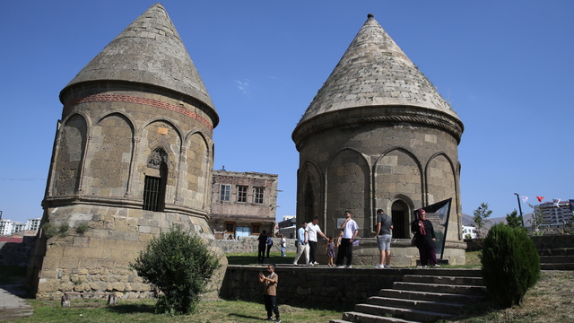 Erzurum'daki kış sporları tesisleri yaz tatilinde gençlere eğlence ve öğrenme alanı oluyor