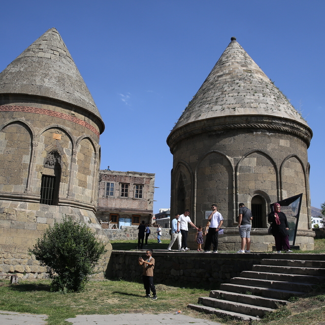 Erzurum'daki kış sporları tesisleri yaz tatilinde gençlere eğlence ve öğren...