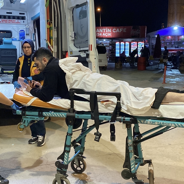 Kavga eden çifti uyaran güvenlik görevlisi bacağından bıçaklandı