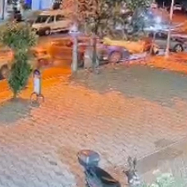 Alkollü sürücünün kullandığı hafif ticari araç, park halindeki otomobillere...