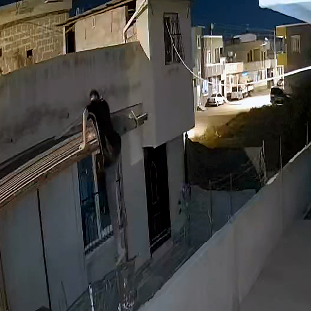 Misafirliğe giden ailenin evine balkonundan tırmanıp, 38 bin lira çaldı