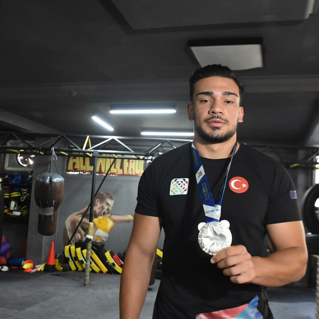 Finalde ayak parmağı kırılan kick boksçu, Dünya Oyunları'ndan gümüş madalya...