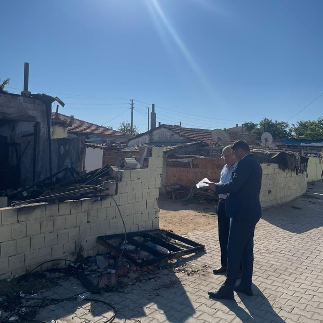 Uzunköprü Kaymakamı Köken, çıkan yangınlarda evleri zarar gören aileleri zi...