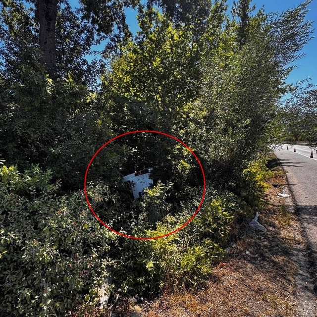 Minibüs şarampole yuvarlandı: Sürücü 4 saat sonra kendi imkanlarıyla kurtul...