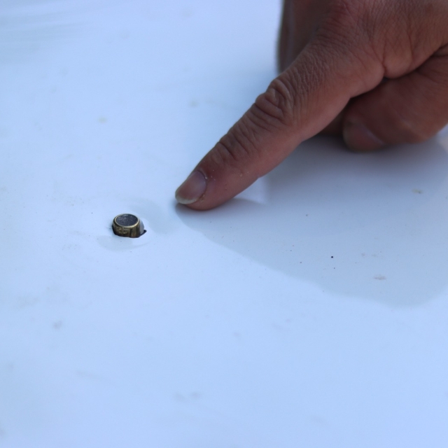 Yorgun mermi kaputa isabet etti; çocuklar kıl payı kurtuldu