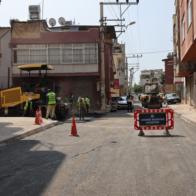 Akdeniz'de yollarda asfaltlama ve yenileme çalışmaları sürüyor