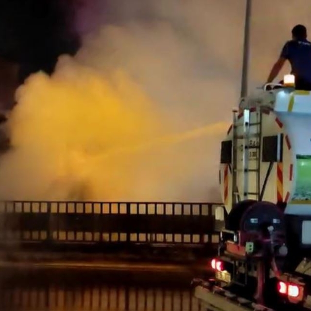 Polisin yanan kamyona belediyenin sulama tankeriyle müdahalesi kamerada