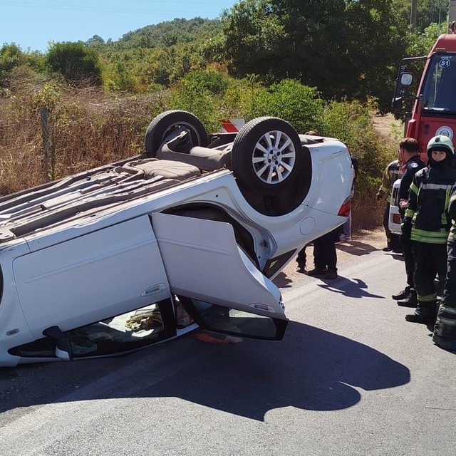 Duvara çarpan otomobil devrildi; sürücü yaralandı, eşi öldü