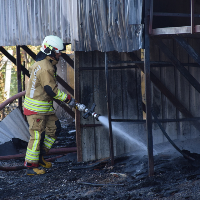 Manisa'da plastik kasaların bulunduğu depoda çıkan yangın söndürüldü