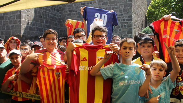 Kayserispor'da teknik direktör Gisdol ve futbolcular imza gününde taraftarlarla buluştu