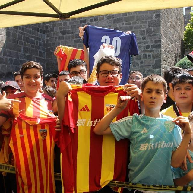 Kayserispor'da teknik direktör Gisdol ve futbolcular imza gününde taraftarl...