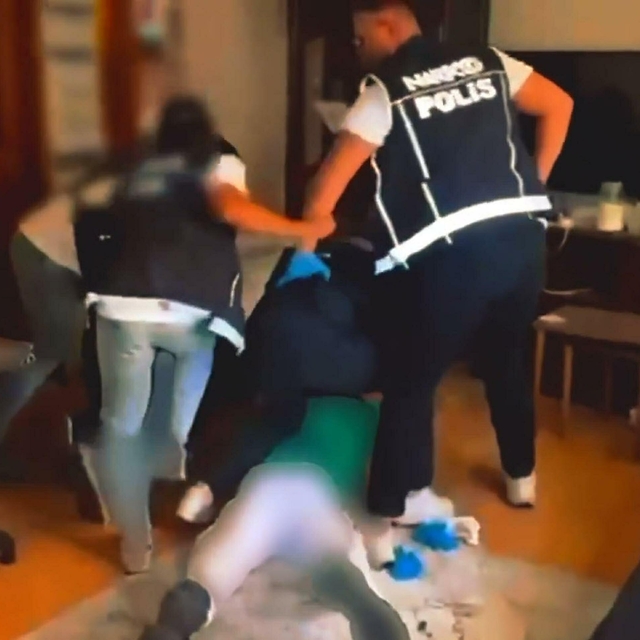 İzmir'de 127 kilo bonzai ele geçirildi; 3 gözaltı