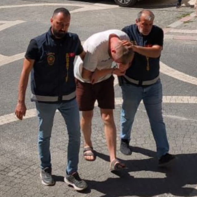 Akşehir'de park halindeki araçlara çarpan sürücünün üzerinde uyuşturucu mad...