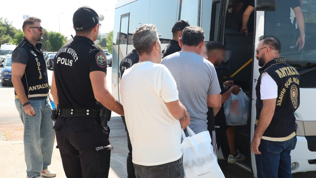Antalya'da çeşitli suçlardan aranan 236 şüpheli yakalandı