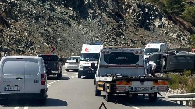 Muğla'da 3 aracın karıştığı zincirleme trafik kazasında 7 kişi yaralandı