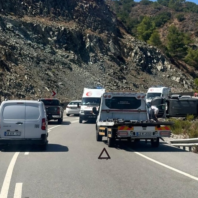 Muğla'da 3 aracın karıştığı zincirleme trafik kazasında 7 kişi yaralandı