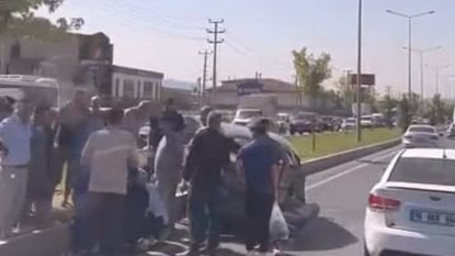 TIR ile 4 otomobilin karıştığı kazada 7 kişi yaralandı