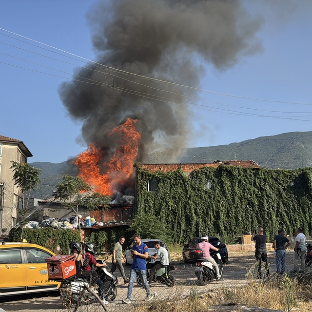 Bursa'da tamirhane deposunda çıkan yangın söndürüldü