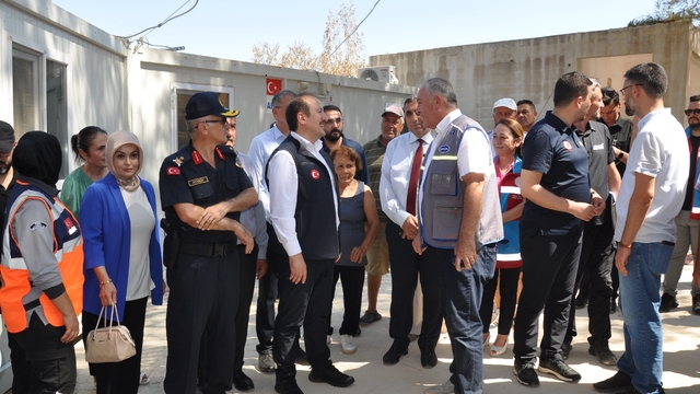 AFAD Başkanı Pehlivan, Mersin Silifke'de yangından etkilenen mahalleyi ziyaretinde konuştu: