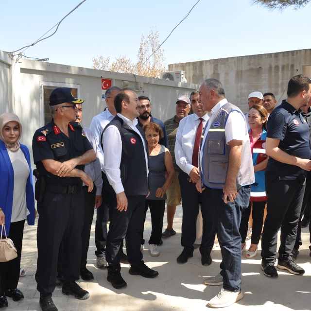 AFAD Başkanı Pehlivan, Mersin Silifke'de yangından etkilenen mahalleyi ziya...