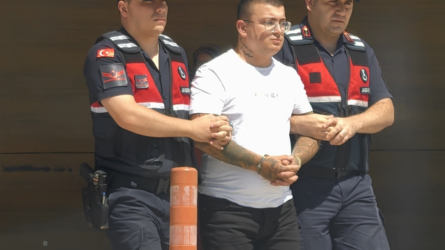 Kavga eden çifti uyaran güvenlik görevlisi bacağından bıçaklandı (2)