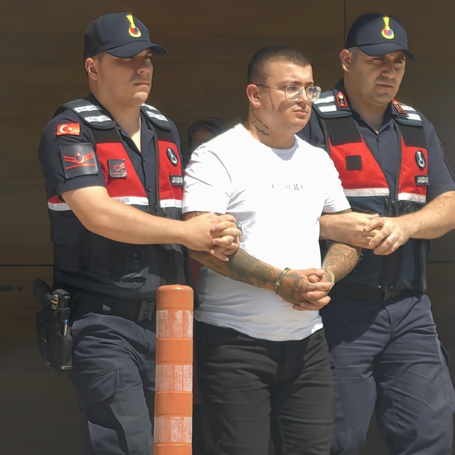 Kavga eden çifti uyaran güvenlik görevlisi bacağından bıçaklandı (2)