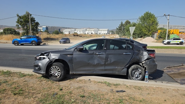 Bursa'da otomobil çarptığı aydınlatma direğinin devrilmesi sonucu 4 araç kaza yaptı